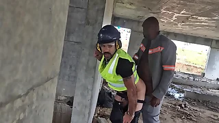 Dois operários esperando todos irem embora pra transar only slightly prédio em obra que eles trabalham, fetiche dos machos